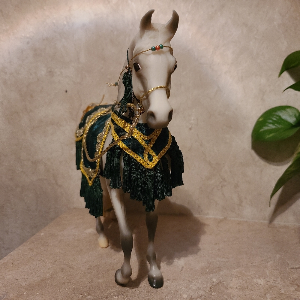 Breyer 2003 white Arabian w/ Costume traditional model horse - Picture 5 of 5